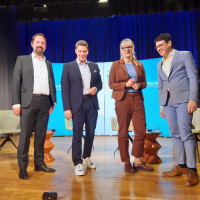 Sven Ticks (2. v.l.) auf der Bühne der Podiumsdiskussion